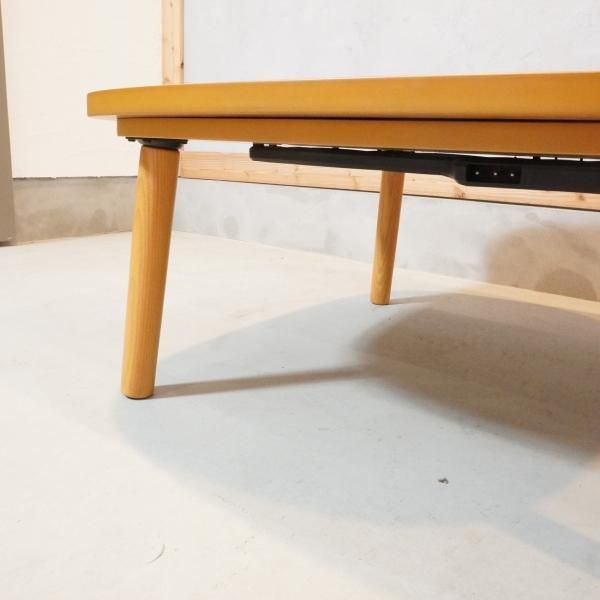 人気の無印良品(MUJI)の正方形こたつテーブルです。木のナチュラルな