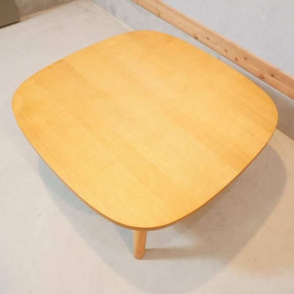 人気の無印良品(MUJI)の正方形こたつテーブルです。木のナチュラルな
