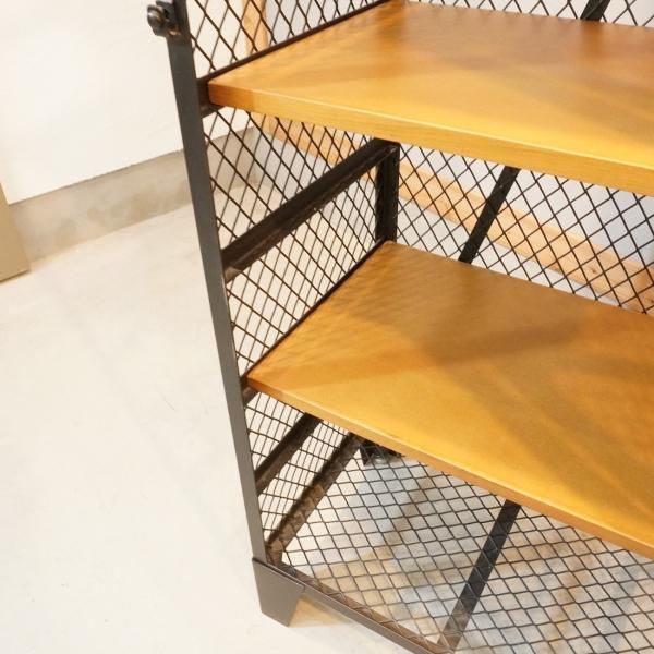 CRASH GATE(クラッシュゲート)のカーゴロッカーキャビネットです