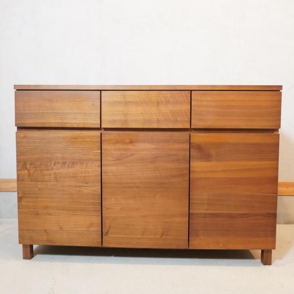 人気の無印良品(MUJI)のウォールナット材キャビネット・木製扉です