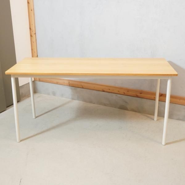オーク材を使用した無印良品のパーソナルデスク。ホワイトのスチール脚