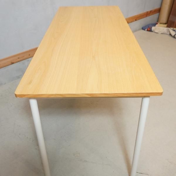オーク材を使用した無印良品のパーソナルデスク。ホワイトのスチール脚