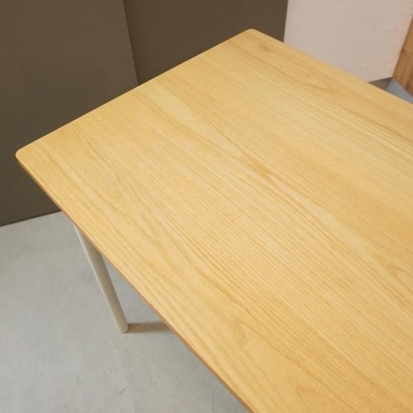 オーク材を使用した無印良品のパーソナルデスク。ホワイトのスチール脚