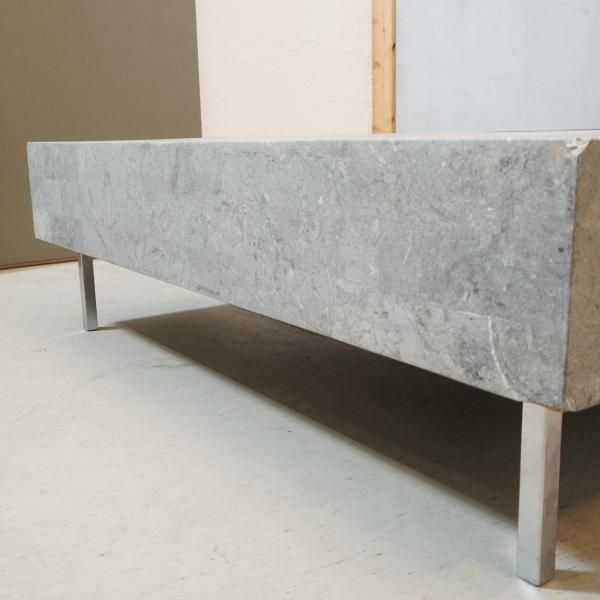 ドイツのメーカーHUKLA(フクラ)よりELT001 リビングテーブルです。石材