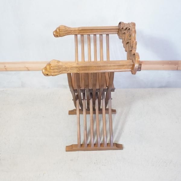 イタリアの伝統家具サヴォナローラチェアです。美しい彫刻が目を引く