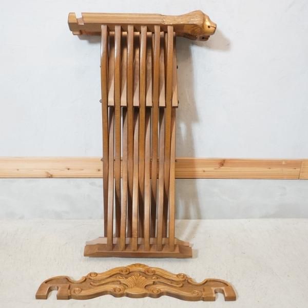 イタリアの伝統家具サヴォナローラチェアです。美しい彫刻が目を引く