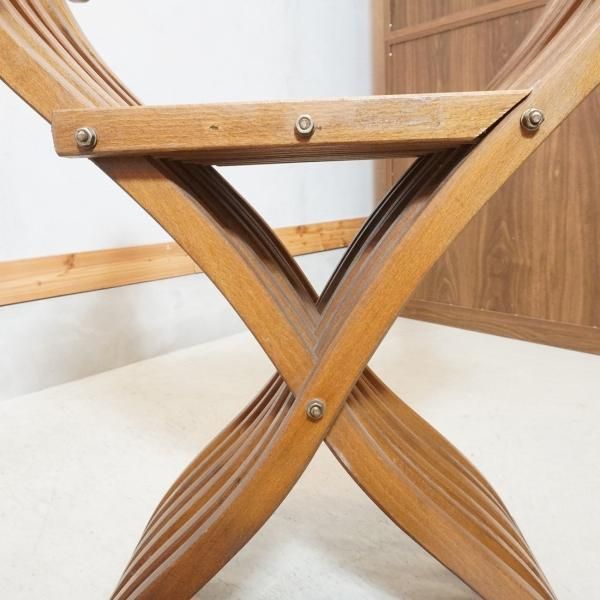 イタリアの伝統家具サヴォナローラチェアです。美しい彫刻が目を引く