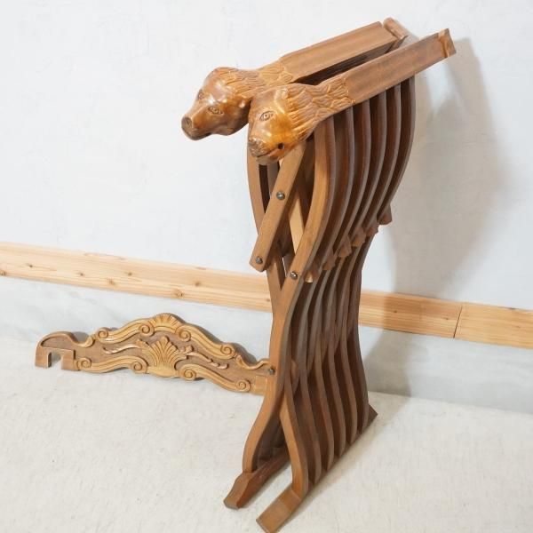 イタリアの伝統家具サヴォナローラチェアです。美しい彫刻が目を引く