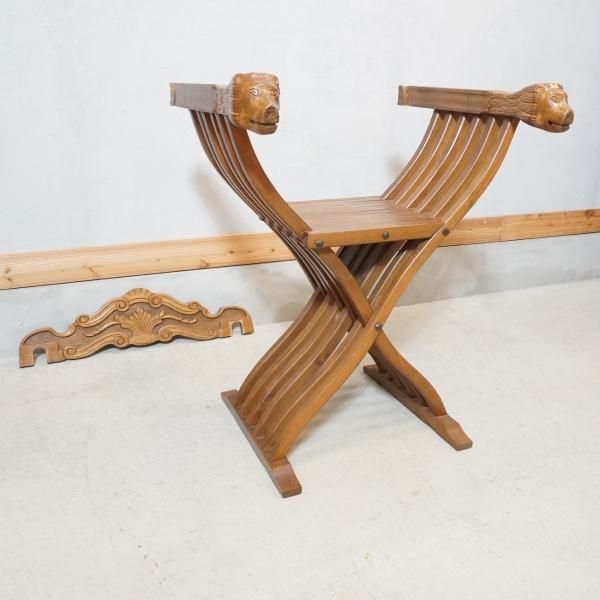 イタリアの伝統家具サヴォナローラチェアです。美しい彫刻が目を引く