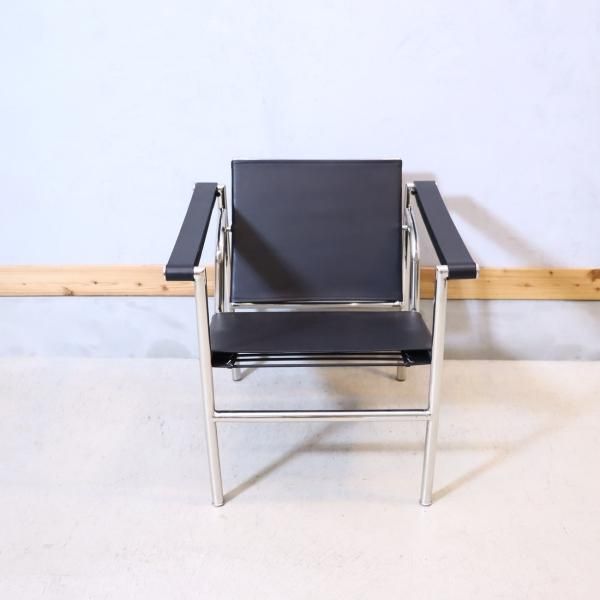 LC1 スリングチェアです。装飾を排し、機能性を追及したLE CORBUSIER
