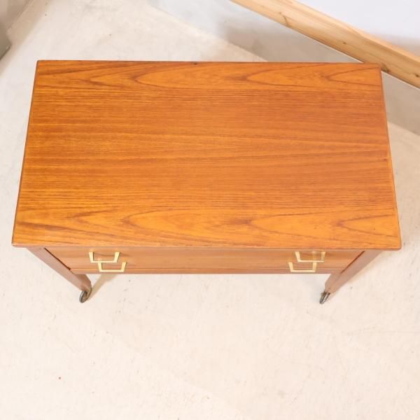 北欧デンマークより入荷したチーク材を使用したソーイングワゴンです