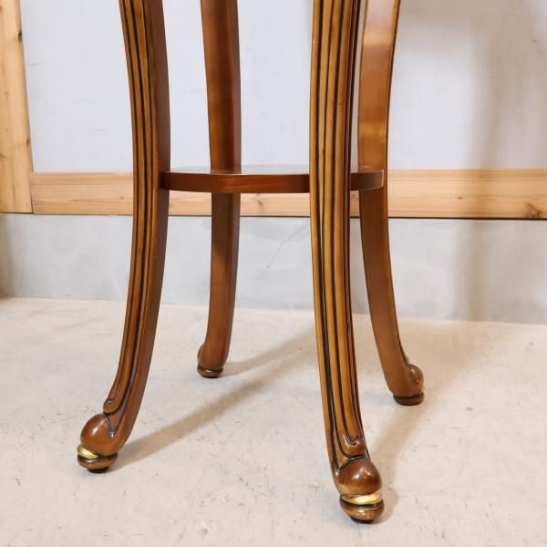 花の装飾が気品のある雰囲気のアンティーク フラワースタンドです