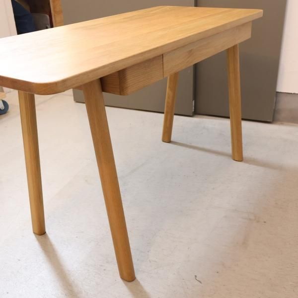 ACTUS(アクタス)のオーク材を使用したSARCLE デスクです。ナチュラルな