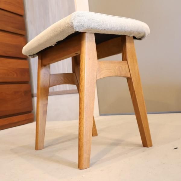 unico(ウニコ)のSIGNE(シグネ)シリーズのスツールです。アッシュ材の