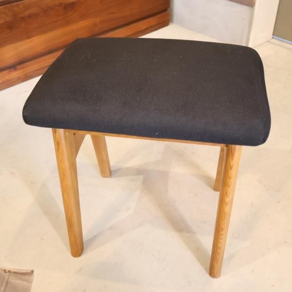 unico(ウニコ)のSIGNE(シグネ)シリーズのスツールです。アッシュ材の