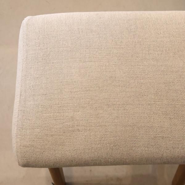 unico(ウニコ)のSIGNE(シグネ)シリーズのスツールです。アッシュ材の