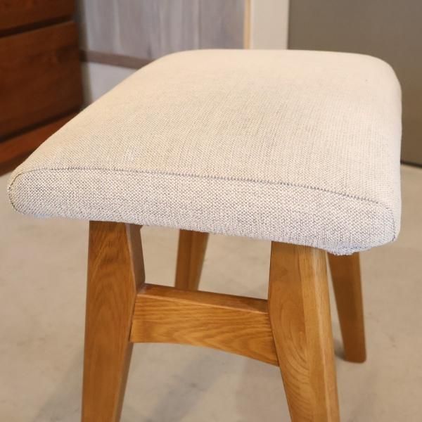 unico(ウニコ)のSIGNE(シグネ)シリーズのスツールです。アッシュ材の