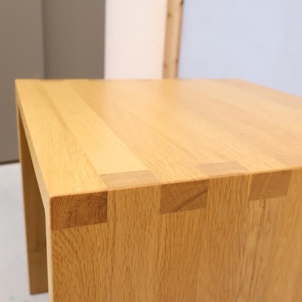 無印良品(MUJI)のオーク材を使用したコンパクトなスツール。ナチュラル