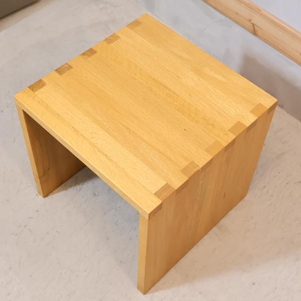 無印良品(MUJI)のオーク材を使用したコンパクトなスツール。ナチュラル