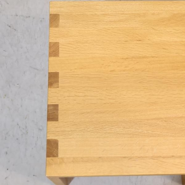 無印良品(MUJI)のオーク材を使用したコンパクトなスツール。ナチュラル