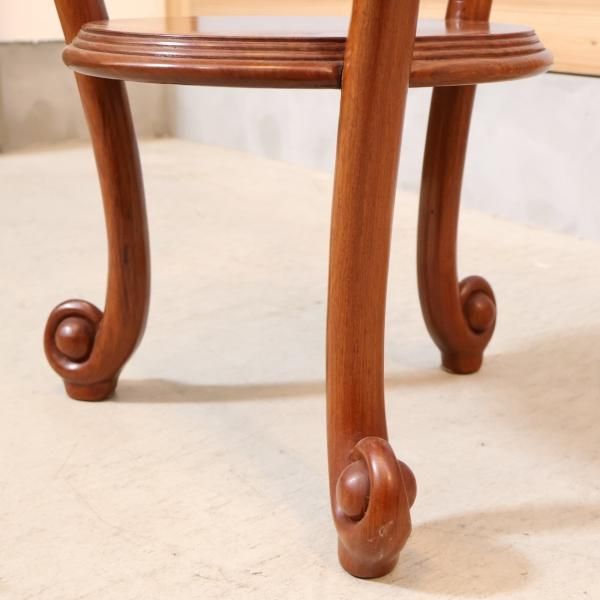 細かな彫刻が気品のある雰囲気のアンティーク調フラワースタンドです