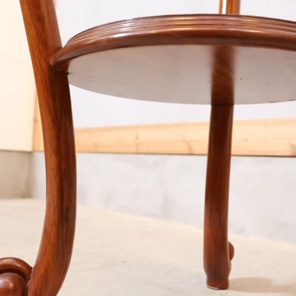 細かな彫刻が気品のある雰囲気のアンティーク調フラワースタンドです