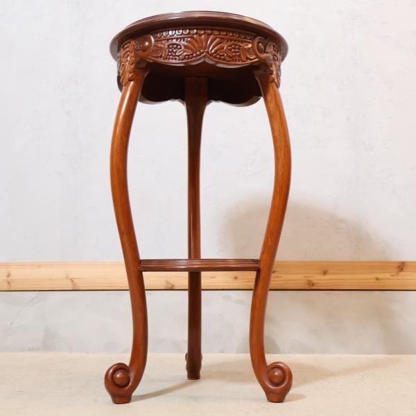 細かな彫刻が気品のある雰囲気のアンティーク調フラワースタンドです