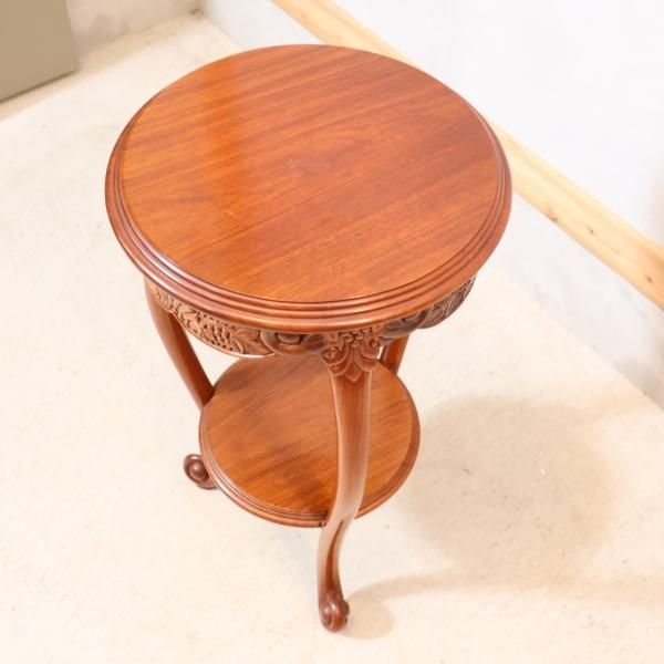 細かな彫刻が気品のある雰囲気のアンティーク調フラワースタンドです