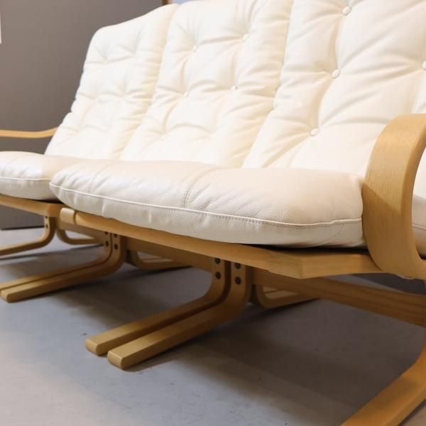 FUJI FURNITURE(冨士ファニチア)のAgio(アージオ) 本革 3Pソファー。曲