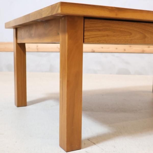 無印良品(MUJI)のウォールナット無垢材 ローテーブルです。落ち着いた