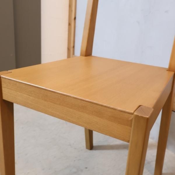 人気の無印良品(MUJI)のタモ無垢材を使用したダイニングチェアーです