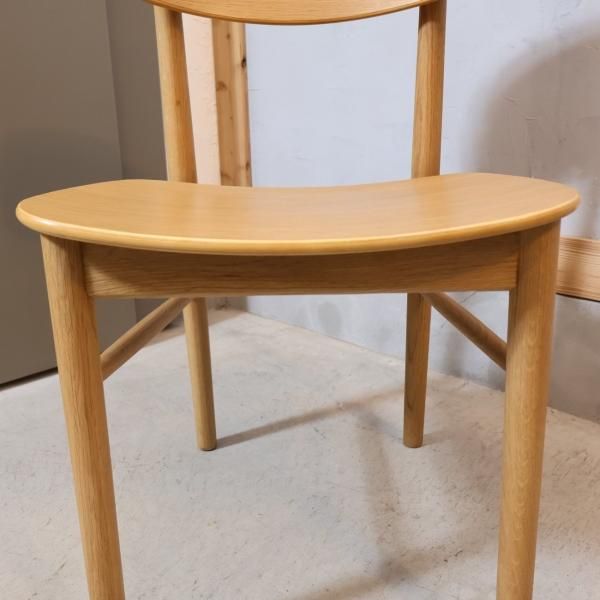 人気の無印良品(MUJI)のオーク材を使用したラウンドチェアーです。北欧
