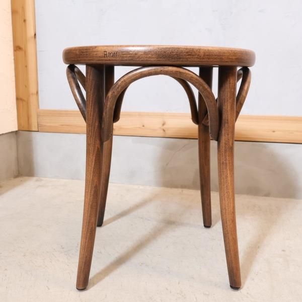 TON(トン)のNO.60 ベントウッドスツール。座面にカゴメ編みの彫刻した