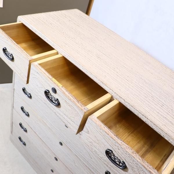 新潟県加茂市の伝統工芸品にも指定されている加茂桐箪笥です。桐材を