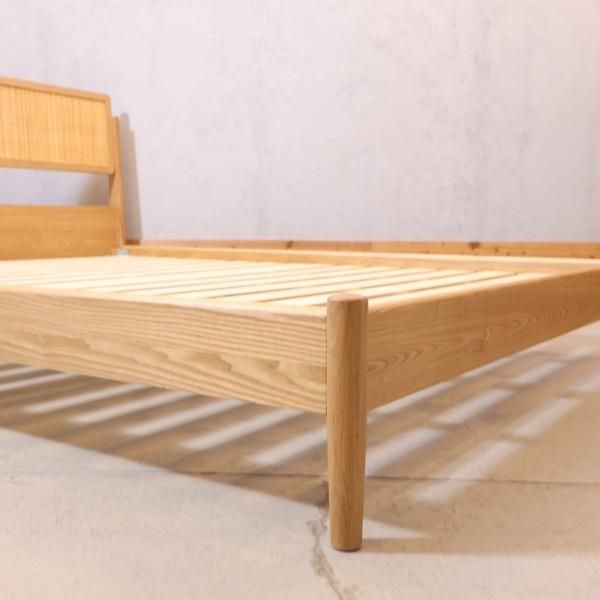 人気のunico(ウニコ)のSOLKシリーズ ダブルベッドフレームです