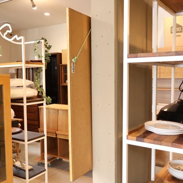 イタリア Demain(ドマン)の高級感漂うウォールミラーです