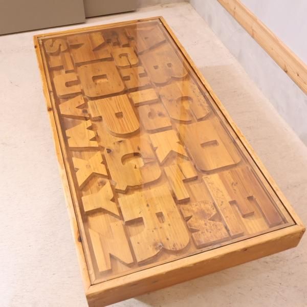 CRASH GATE(クラッシュゲート)のABCセンターテーブルです。杉古材を