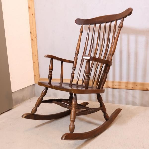 Shin Lee（シンリー）のウィンザータイプのロッキングチェアです