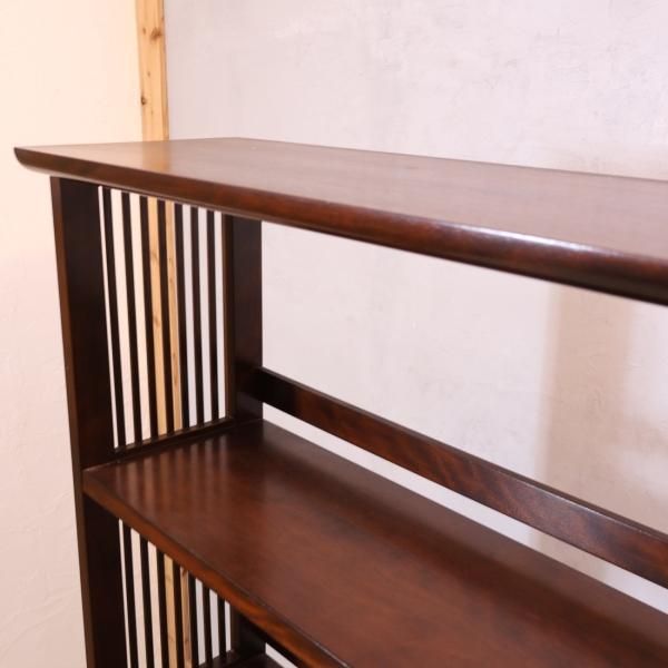 松本民芸家具のミズメザクラ材を使用した本棚/書棚です。クラシカルな