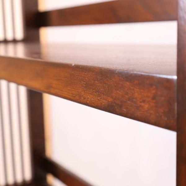 松本民芸家具のミズメザクラ材を使用した本棚/書棚です。クラシカルな