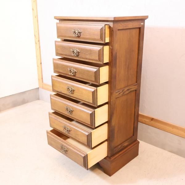 karimoku(カリモク家具)のオーク材 7段チェスト。アンティーク調の