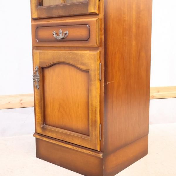 Karimoku(カリモク)の人気シリーズCOLONIAL(コロニアル)の食器棚です