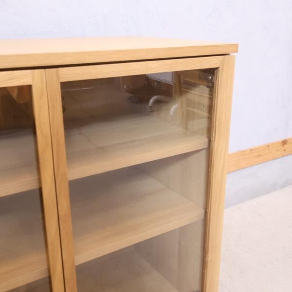 人気の無印良品(MUJI)のオーク材 キャビネット・ガラス扉です