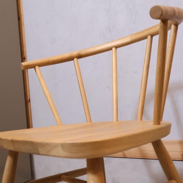 人気の無印良品(MUJI)のオーク無垢材を使用したダイニングチェアー・丸