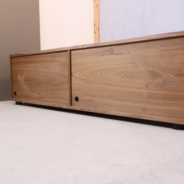 人気の無印良品(MUJI)のウォールナット材 テレビボードです。スッキリ