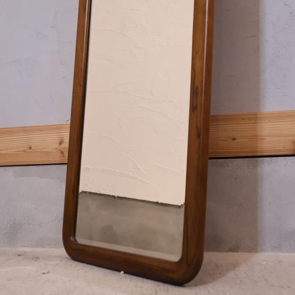 karimoku(カリモク家具)にて取り扱われていたウォールミラーです！薄型