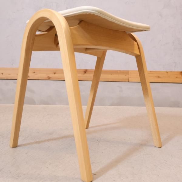 剣持勇デザインの秋田木工 No.202 スタッキングスツールです。曲木を