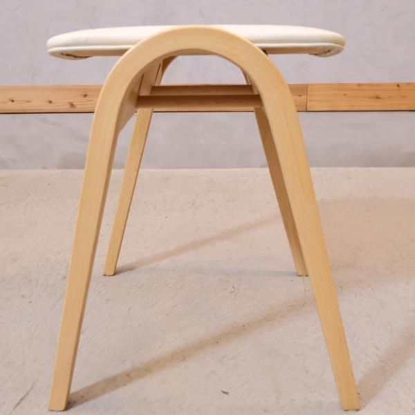 剣持勇デザインの秋田木工 No.202 スタッキングスツールです。曲木を