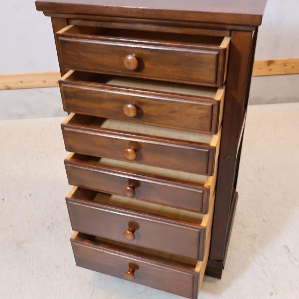 松本民芸家具の4段チェストのご紹介です。ミズメザクラ無垢材を使用