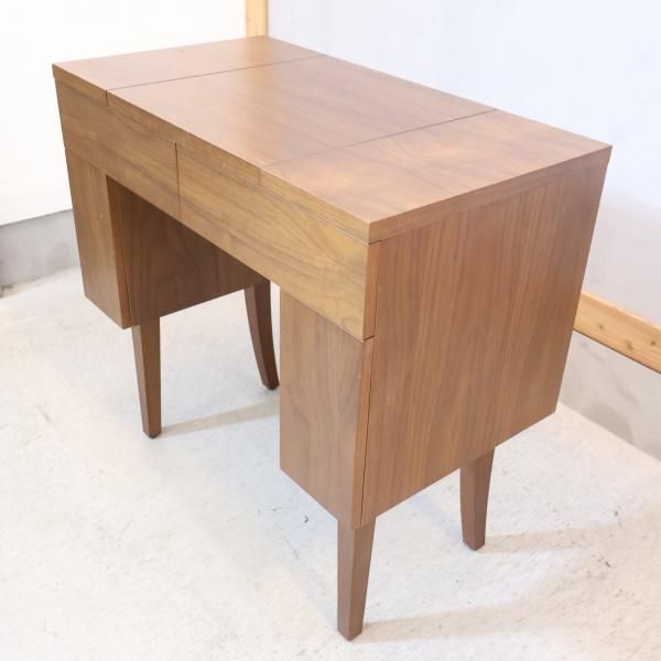 IDEE(イデー)のウォールナット e.a.u DRESSER(エアウドレッサー)です